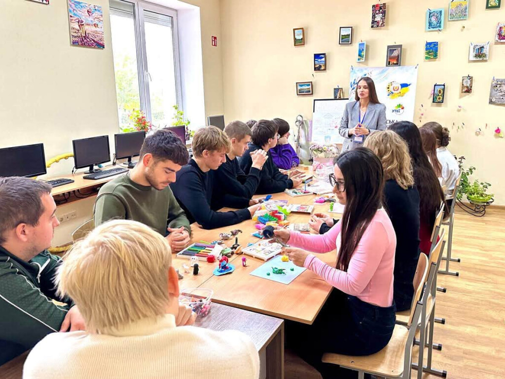 Майстер-клас «Терапія кисті: практичне використання допоміжних матеріалів»